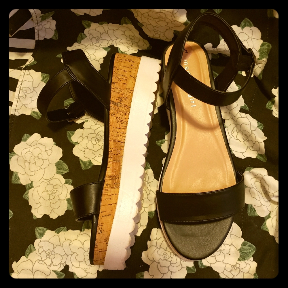 Madden Girl Black Platform Sandals EUC